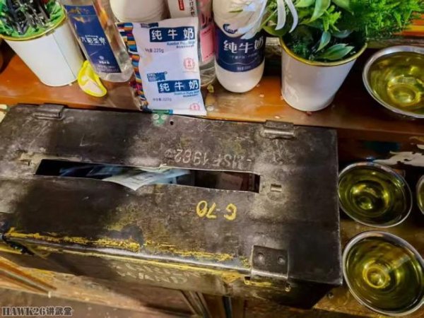 展鵬配资 西藏桑耶寺内的功德箱 竟然是英国手榴弹箱 这个画风真的十分独特
