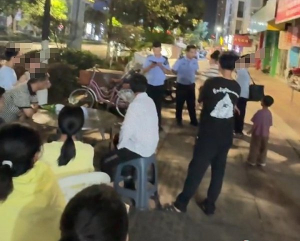 铭创配资 “小孩卖冰棍遭顾客吃霸王餐”，当地回应：经协调已及时付钱